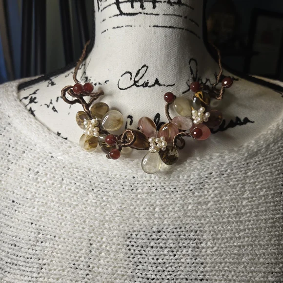Elegant Floral Beaded Necklace - Picture 3 of 9